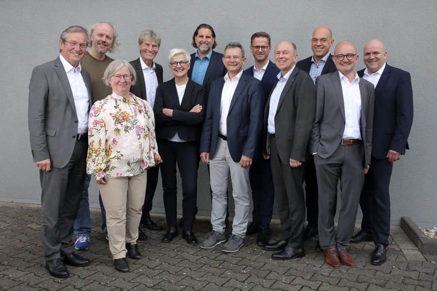 Die Gremienmitglieder der NeMo-Initiative (von rechts): Roland Hüser (Vorstand), Andreas Speith (Vorsitzender), Michael Heinemann (Schriftführer), Christoph Rüther (Stellvertretender Vorsitzender), Dr. Carsten Linnemann (Beiratsvorsitzender), Prof. Dr. Thomas Tröster (Vorstand), Prof. Dr. Andreas Löschel (Beirat), Prof. Dr. Barbara Lenz (Beirat), Prof. Dr. Nikolaus Risch (Beirat), Simone Probst (Schatzmeisterin), Prof. Dr.-Ing. Frank Fitzek (Beirat) und Michael Dreier (Vorstand). 